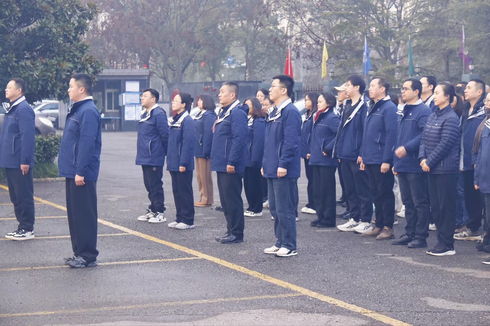 晨光映旗起新篇，凝新奮進新征程